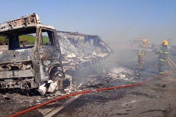Caminhão frigorífico de Patos de Minas pega fogo na BR 365 e fica completamente destruído