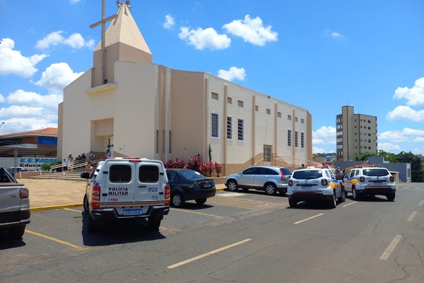 Homem armado dispara e se tranca em igreja mobilizando a PM em Presidente Olegário