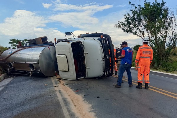Motorista perde o controle da direção e tomba caminhão leiteiro na BR 352, em Patos de Minas
