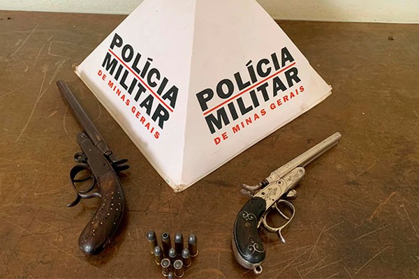 Caroneiro é preso pela Polícia Militar Rodoviária com duas armas de fogo na MGC462