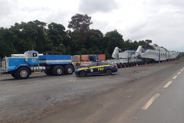 Comboio com carga gigante tem problema e interrompe viagem na BR 365; trânsito está liberado