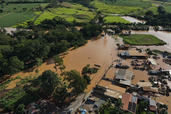 Imagens do final desta tarde mostram que Rio Paranaíba continuou avançando para imóveis