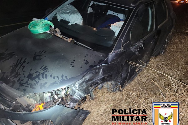 Motorista foge após invadir contramão e bater em veículo com casal na BR 146, em Patos de Minas