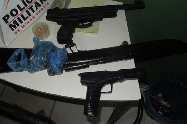 Polícia Militar encontra armas e motocicleta furtada em casa no bairro Santo Antônio