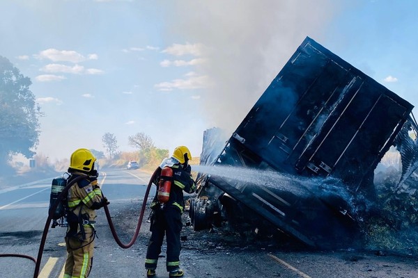 Carreta carregada com batatas congeladas é destruída por incêndio na BR 146