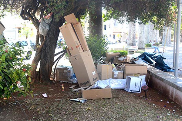 Com várias caixas de papelão andarilhos improvisam barraco e moram embaixo de árvore na Getúlio Vargas