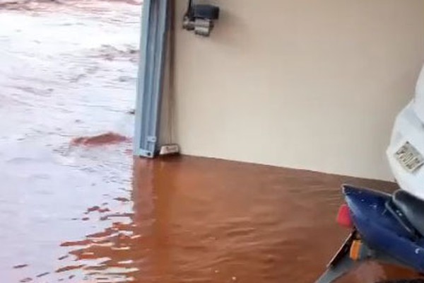 Moradores cobram providências após terem casas inundadas de lama e barro em Patos de Minas