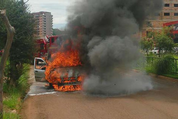 Incêndio de repente deixa veículo completamente destruído na Avenida Fátima Porto