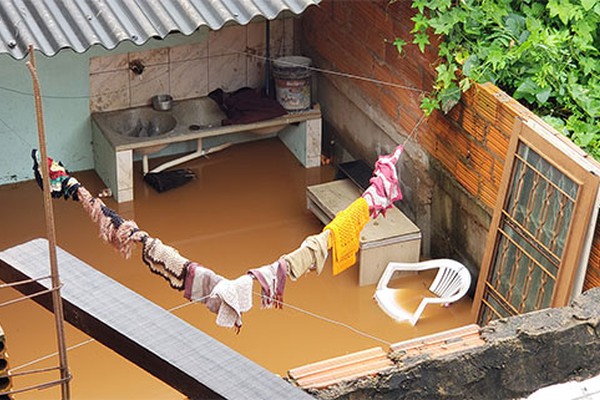 Casa é inundada na Vila Rosa e Rio Paranaíba transborda em diversos pontos da cidade