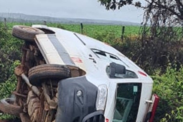Ambulância da Prefeitura de Varjão de Minas capota durante deslocamento para socorrer vítimas na BR 365