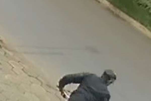 Câmeras flagram homem vestido como pedinte furtando bicicleta de carroceria de caminhonete