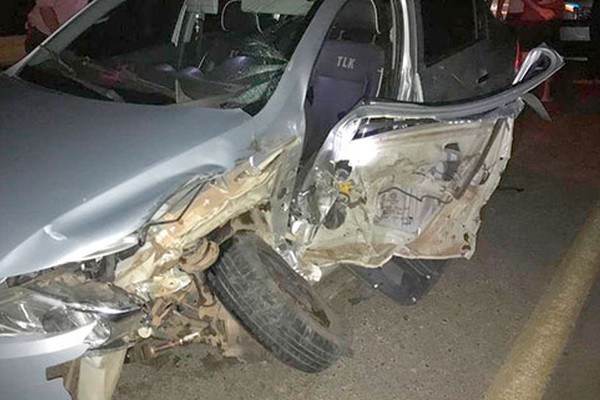 Motorista fica ferido ao dormir ao volante e bater em bitrem na BR354 em Carmo do Paranaíba