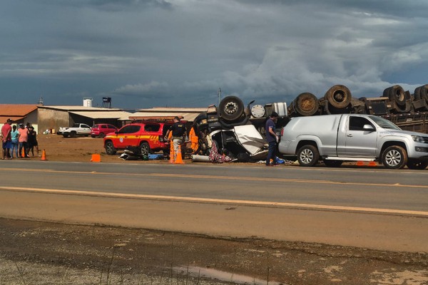 Motorista morre após carreta carregada com adubo capotar e parar com as rodas para cima na BR365, em Patos de Minas