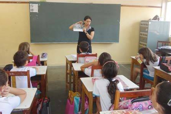 Escritora patense lança livro infantil na escola que serviu de inspiração para a obra