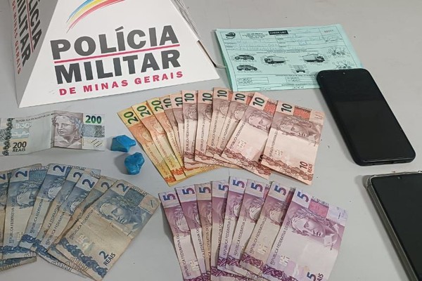 PM intercepta carro suspeito e prende trio com pedras de crack e dinheiro no Centro de Patos de Minas