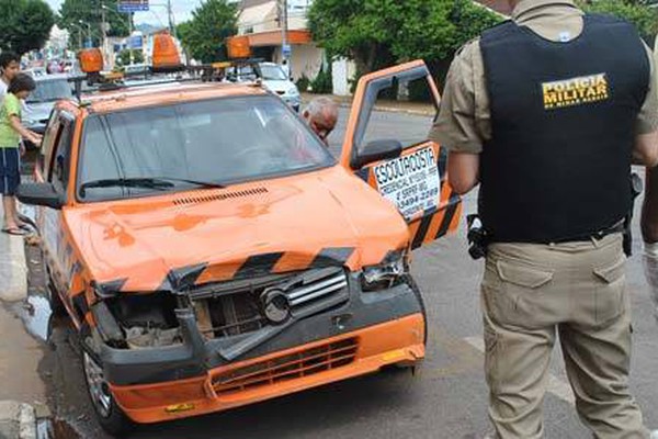 Motorista de escolta com sinais de embriaguez avança parada e bate na Av. Brasil