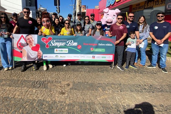 Blitz solidária conscientiza motoristas e pedestres sobre a importância da doação de sangue em Patos de Minas