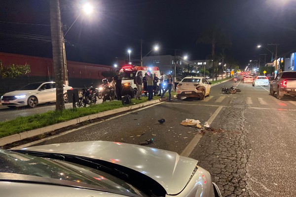 Motocicleta é prensada por carros na avenida Marabá e mãe e filho ficam feridos; veja