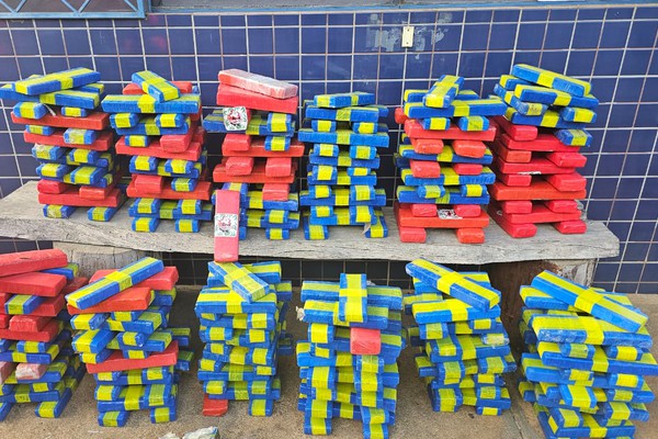 Polícia Rodoviária Federal intercepta carregamento de drogas com adesivo do Papai Noel, na BR365