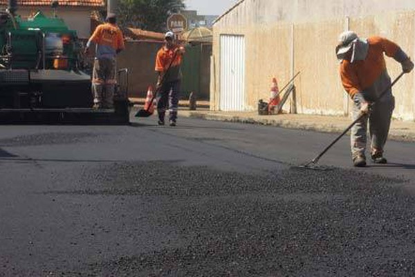 Com o asfalto em condições precárias, ruas do Alvorada estão sendo recapeadas