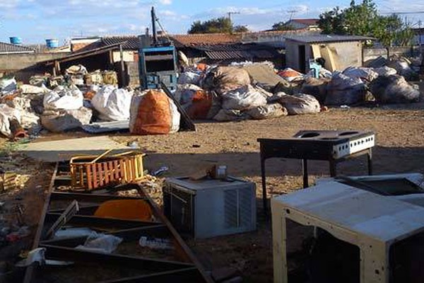 Depósito de recicláveis deixa proprietário de lanchonete e moradores indignados