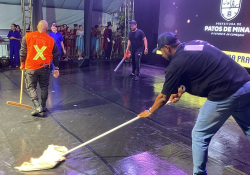 Perrengues! Chuva molha palco, é enxugado, mas espetáculo precisa ser cancelado; veja ao vivo