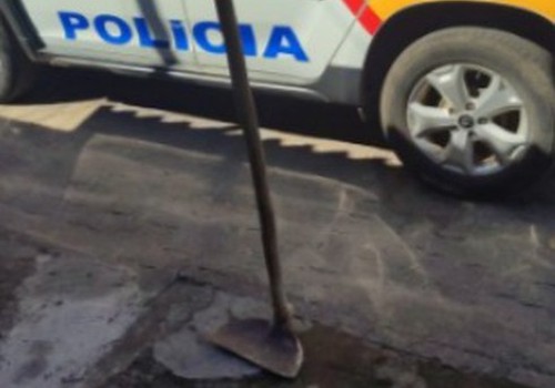 Homem pula muro de obra, furta carrinho de mão e enxada, mas acaba preso