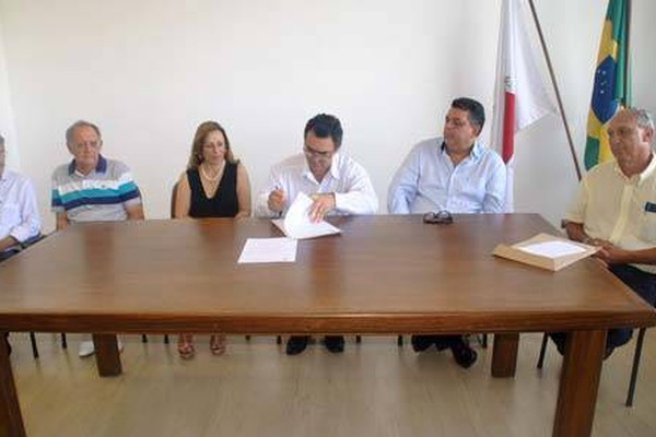 Prefeito Pedro Lucas sanciona lei concretizando doação de terrenos para o Hemoninas