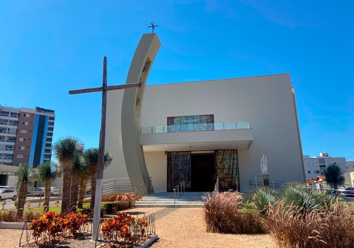 Homem entra na Igreja do Rosário, vai até a sacristia e furta celular em Patos de Minas