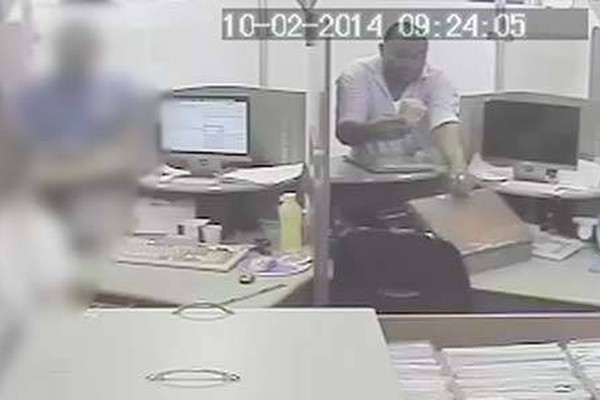 Polícia procura homem flagrado por câmeras levando R$ 9.000,00 de banco