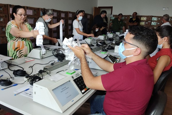 Justiça eleitoral reúne imprensa e realiza auditoria de urnas eletrônicas em Patos de Minas