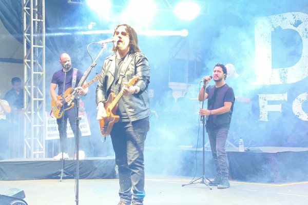 Dino Fonseca apresenta “Wind of change” do Scorpions na Fenapraça 2026; veja ao vivo