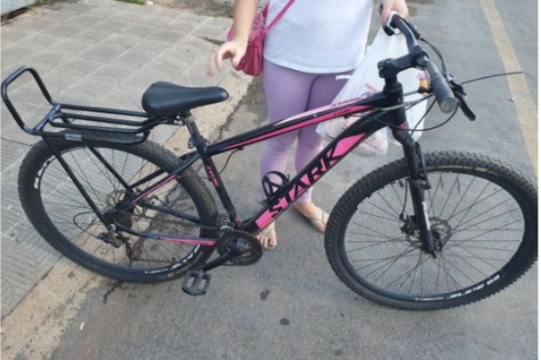 Homem furta bicicleta com sacolas de compras no centro de Patos de Minas e é preso em flagrante
