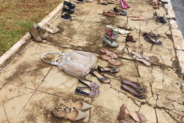 Vários pares de calçados são abandonados e chamam a atenção de transeuntes na avenida Getúlio Vargas