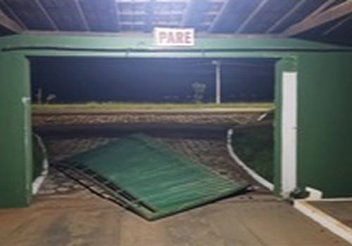 Homem quebra portão de motel para não pagar conta de R$ 902,00, mas deixa o pai e a acompanhante para trás