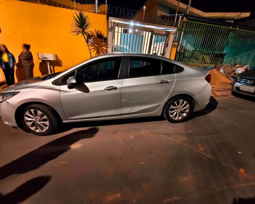 Motorista que bateu em carros estacionados confessa que perdeu o controle ao manusear o celular