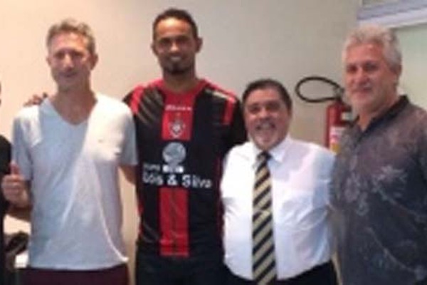 Goleiro Bruno fecha com time mineiro e confirma volta ao futebol após liberação