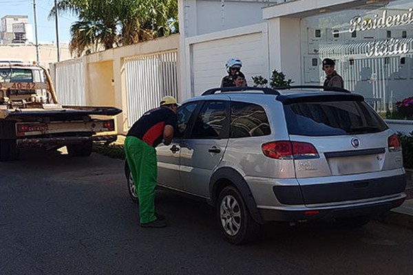 Após queixa de moradores, Polícia Militar multa 12 veículos estacionados em local proibido