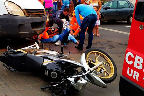 Motociclista tem ferimento grave na perna, após ser atingido por van no Bairro Brasil