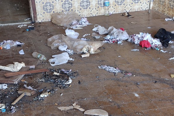 Casa abandonada vira ponto de usuários de drogas e causa transtorno no centro de Patos de Minas