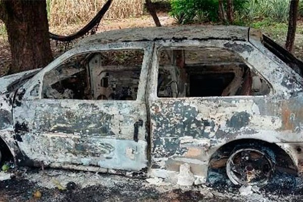 Bandidos invadem fazenda e colocam fogo em veículo após amarrar mulher em Presidente Olegário