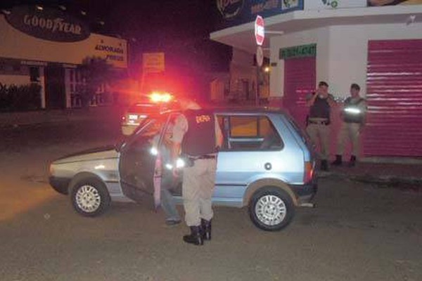 Motorista é flagrado dormindo em cruzamento no centro de Patos de Minas