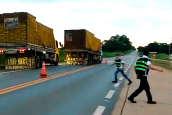 Imagens mostram o desrespeito de caminhoneiros fugindo da balança do DNIT na BR 365