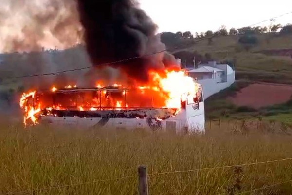 Ônibus pega fogo e Corpo de Bombeiros precisa ser acionado para controlar as chamas
