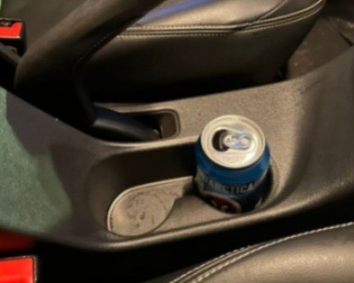 Motorista é flagrado dormindo ao volante com carro ligado no meio da Rua Major Gote