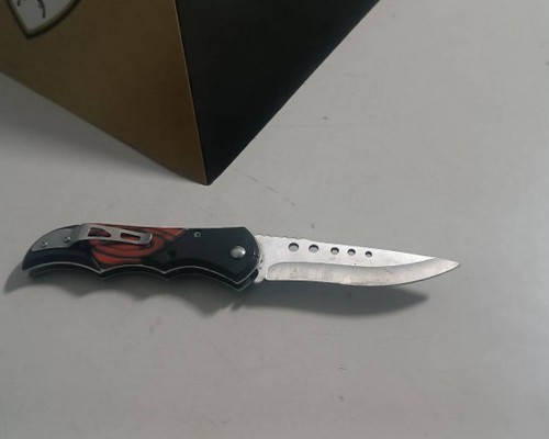 Mulher xinga funcionárias de conveniência, saca canivete e fere outro empregado de posto de combustíveis