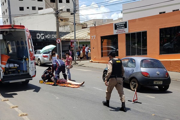 Condutora fica ferida em acidente com caminhonete na Praça Champagnat em Patos de Minas