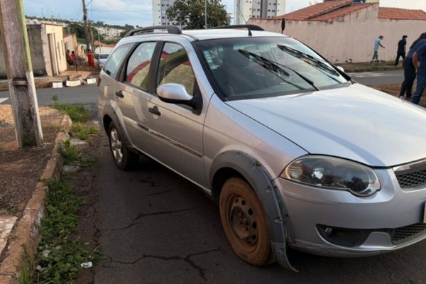 Motorista de 75 anos vai acender cigarro, bate em mureta e acaba preso em Patos de Minas