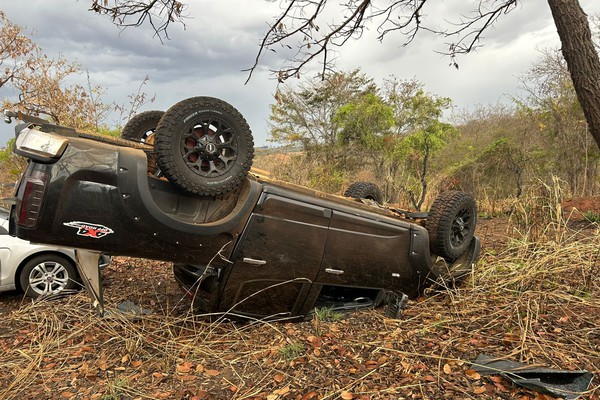 Caminhonete bate em carreta e capota na BR 352; motoristas saíram ilesos