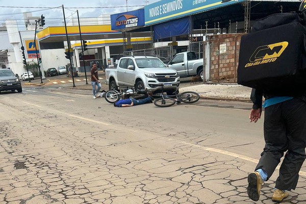 Ciclista fica com fone quebrado dentro do ouvido em grave acidente com motociclista